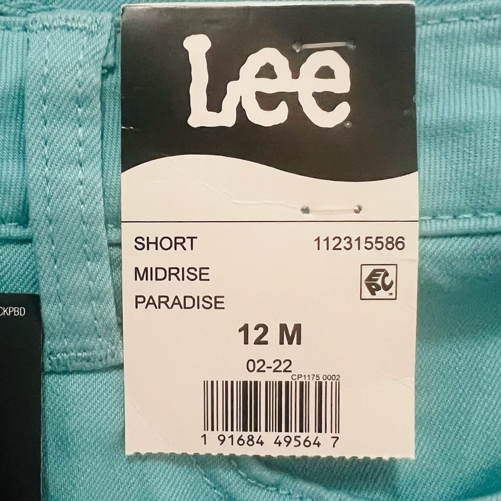 Lee Women's Light Turquoise Denim Midrise 5" Cuffed Short Size 12M - Picture 9 of 10